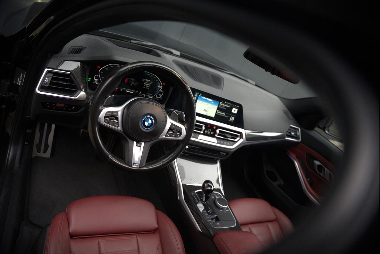 BMW 3-SERIE 330e xDrive Business Edition Plus M Sport | M Performance | Panoramadak | 360° Camera | Carbon | Head Up Display | Stoelverwarming | Stuurverwarming | Apple Carplay | Navigatie | Cruise Control | Ambiance Verlichting | Trekhaak