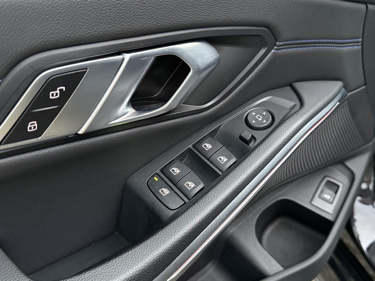 BMW 3-SERIE Touring 318i | M-Sport | 19" | HiFi | Camera | Elek. Trekhaak | Shadow Line + | Getint Glas