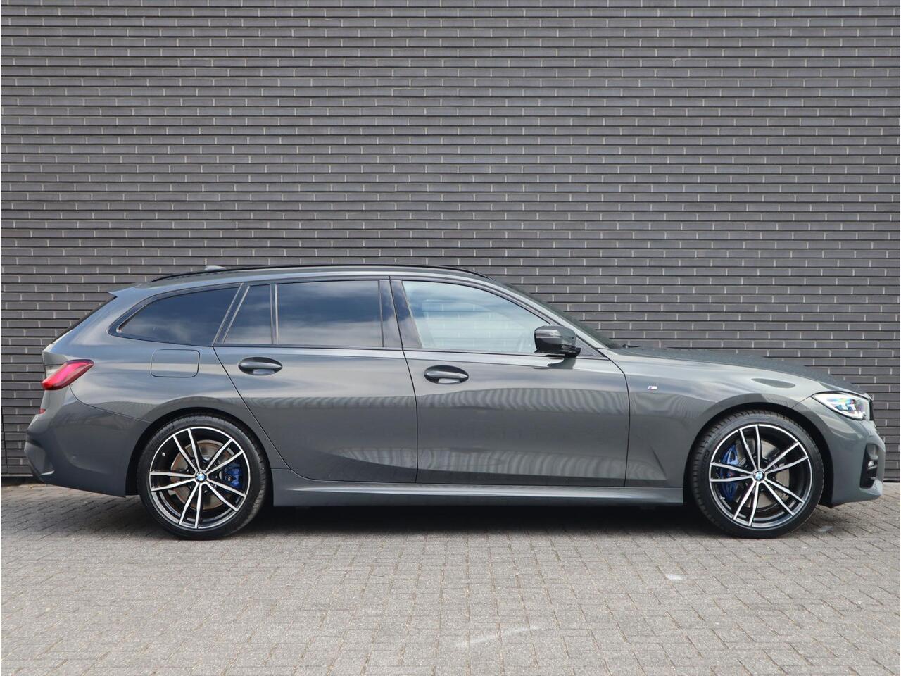 BMW 3-SERIE Touring 320i High Executive M Sport Pakket Automaat / Live Cockpit Professional / Panoramadak / Leder / Adaptive Cruise Control / Head-Up Display / Apple CarPlay / 19 Inch / M Sportremsysteem / Shadow Line / LED / Extra Getint Glas / Stoelverwarming