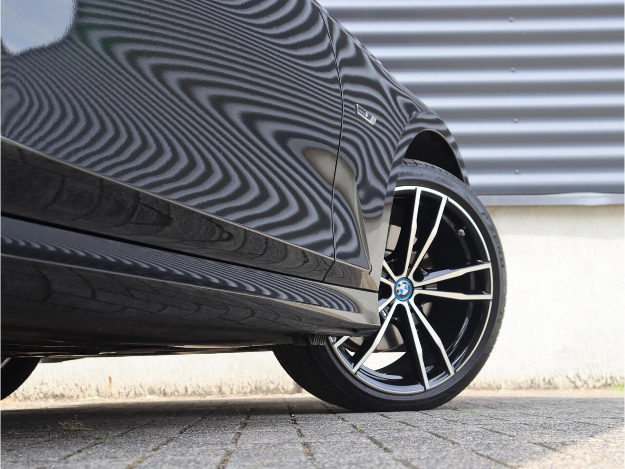 BMW 3-SERIE Touring 320e | High Executive | M Sportpakket | Panodak | Hi-Fi | Getint Glas | 19'' LMV