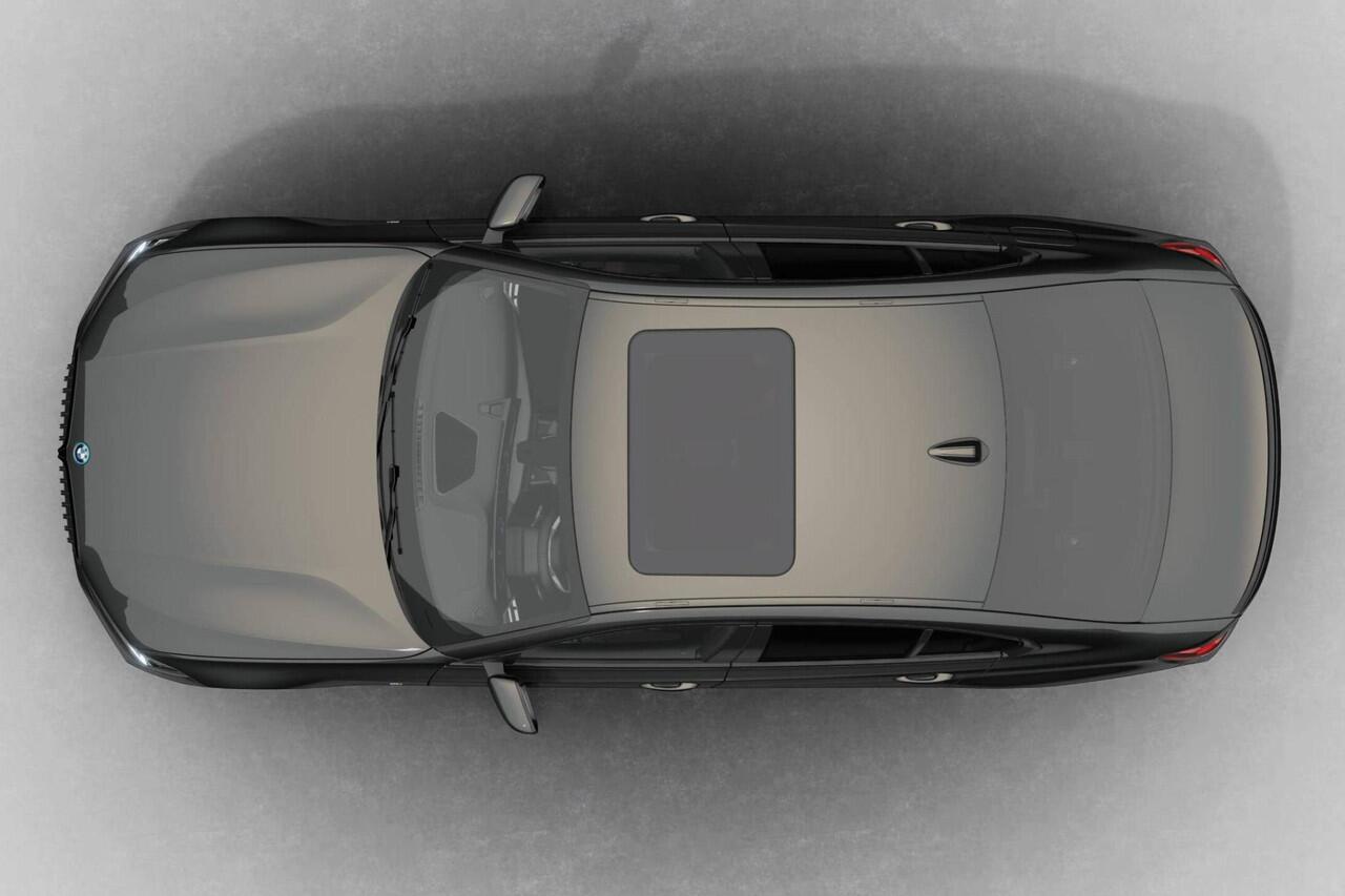 BMW 3-SERIE Sedan 330e | M Sport Pro | Comfort Pack | Active Cruise Control | Elektrisch bediend glazen schuif-/kanteldak | Lederen bekleding