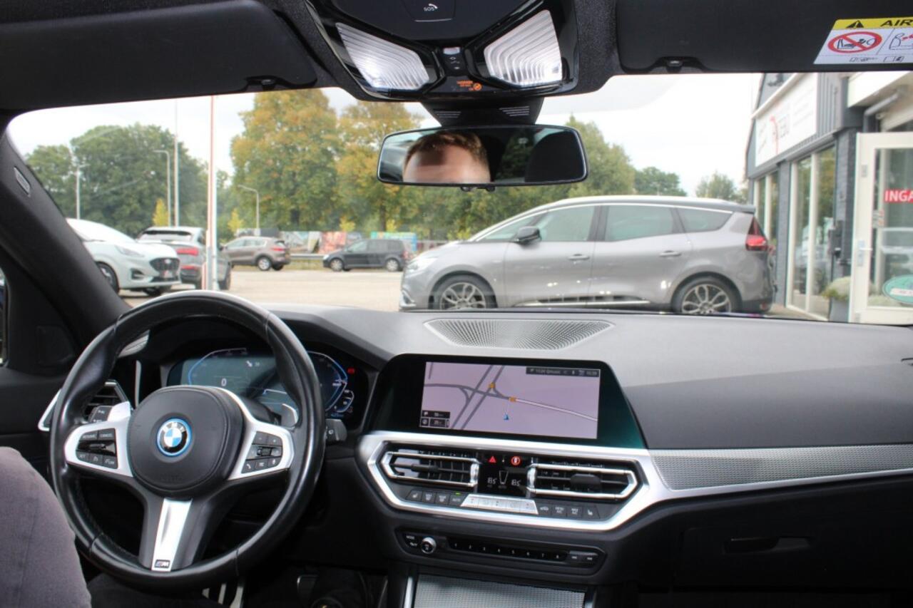 BMW 3-SERIE 330e X-Drive M-Sport High Executive Leder Panorama HEUD Super!!