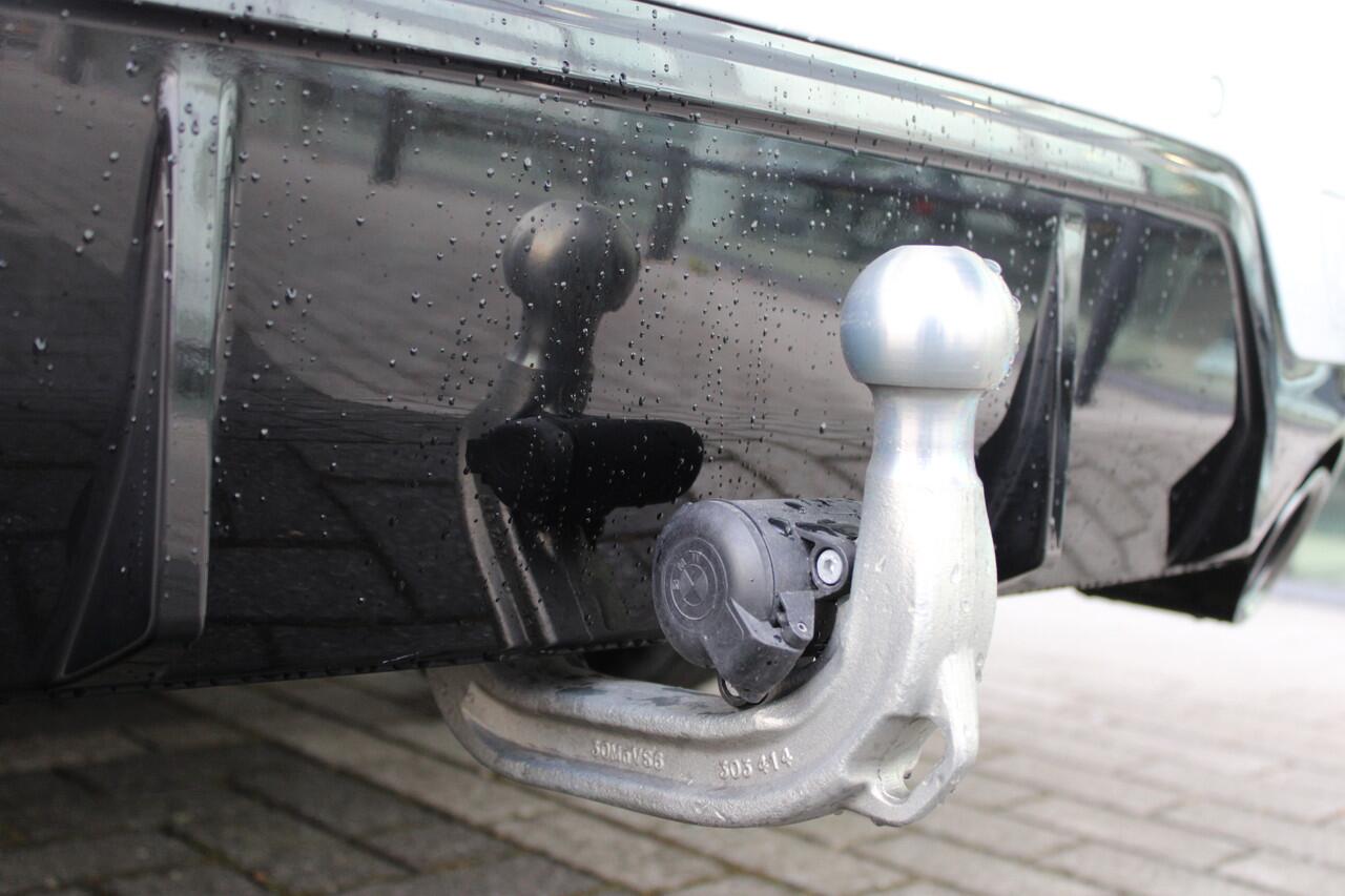 BMW 3-SERIE Touring 330i xDrive High Executive M Sport Automaat / Panoramadak / Trekhaak / Sportstoelen / Comfort Access / Adaptieve LED / Parking Assistant Plus