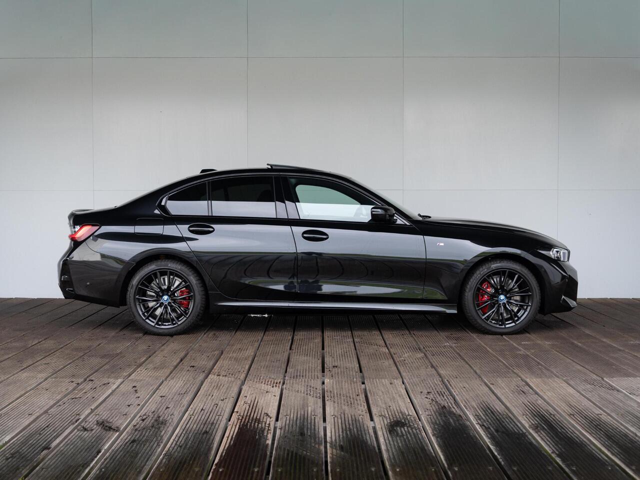 BMW 3-SERIE Sedan 330e | M Sportpakket Pro | Verwarmd Stuurwiel | Comfort Access | Achteruitrijcamera | Schuif-/kanteldak | Stoelverwarming | Harman Kardon | Trekhaak