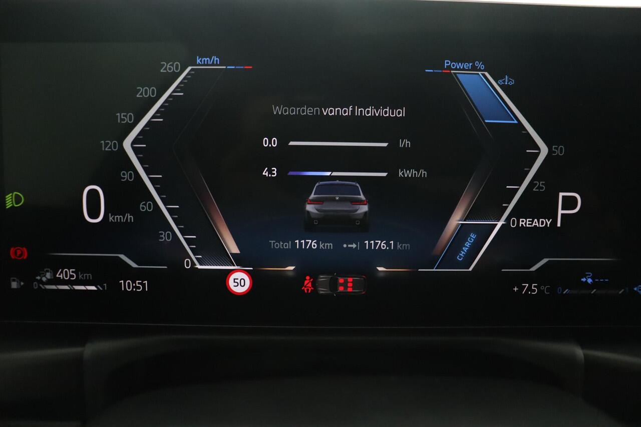 BMW 3-SERIE Touring 330e M Sportpakket Pro | Trekhaak | Panoramadak | Active Cruise Control | Harman Kardon