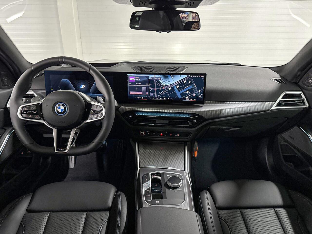 BMW 3-SERIE Sedan 330e | M-Sport Pro | Innovation Pack | Comfort Pack | Driving Assistant Professional | Harman/Kardon | Schuif-/Kanteldak | Comfort Access