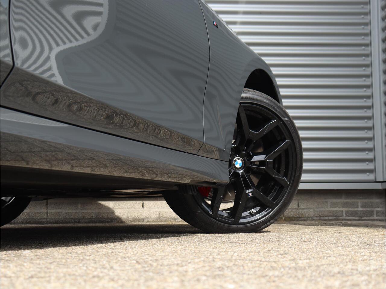 BMW 3-SERIE Sedan 330e | M Sportpakket Pro | Panodak | Harman Kardon | Camera | Getint Glas | Adaptive LED | Verwarmbare Voorstoelen | 19'' LMV