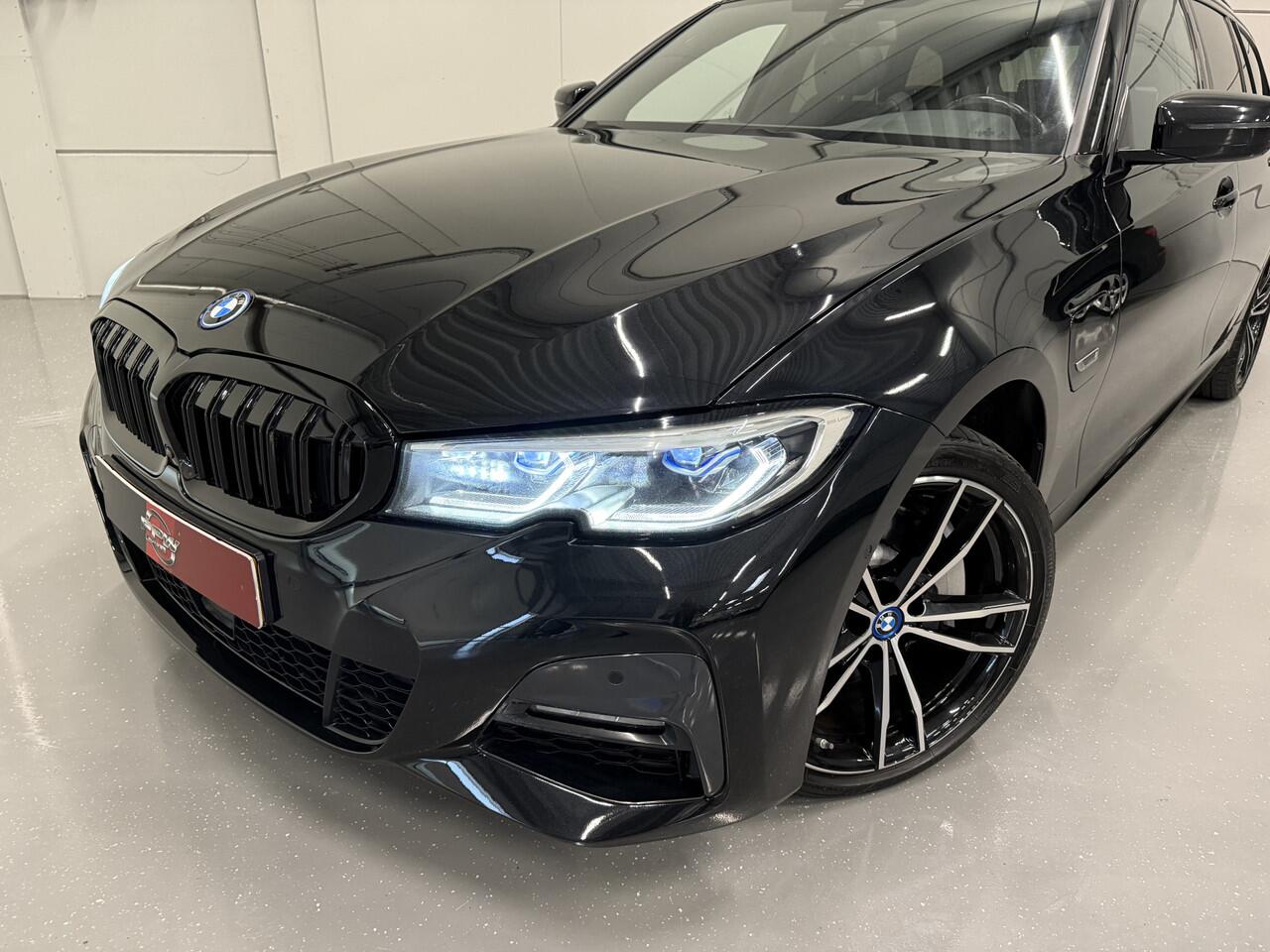 BMW 3-SERIE Touring 330e xDrive M-Sport PANO/LASER/360CAMERA/ADAPTIVE M-ONDERSTEL/ACC/LEER-ALCANTARA/19"BREEDSET/KEYLESS/SHADOW-LINE/NET OH BEURT GEHAD BIJ BMW DEALER