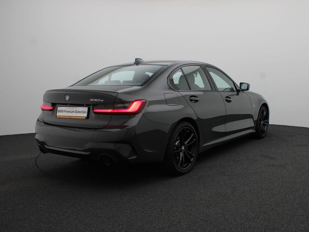 BMW 3-SERIE Sedan 330e High Executive | M Sportpakket | LED | DAB | 19''