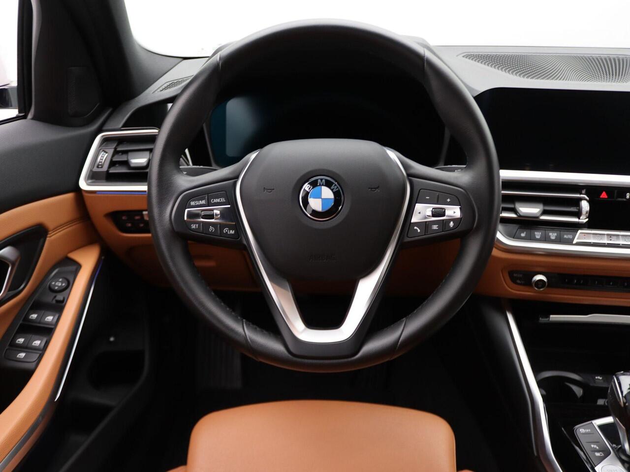 BMW 3-SERIE Sedan 330e High Executive | Model Sport Line | Parking Pack | Sportstoelen | Parking Assistant | Hemelbekleding Anthrazit | 17''