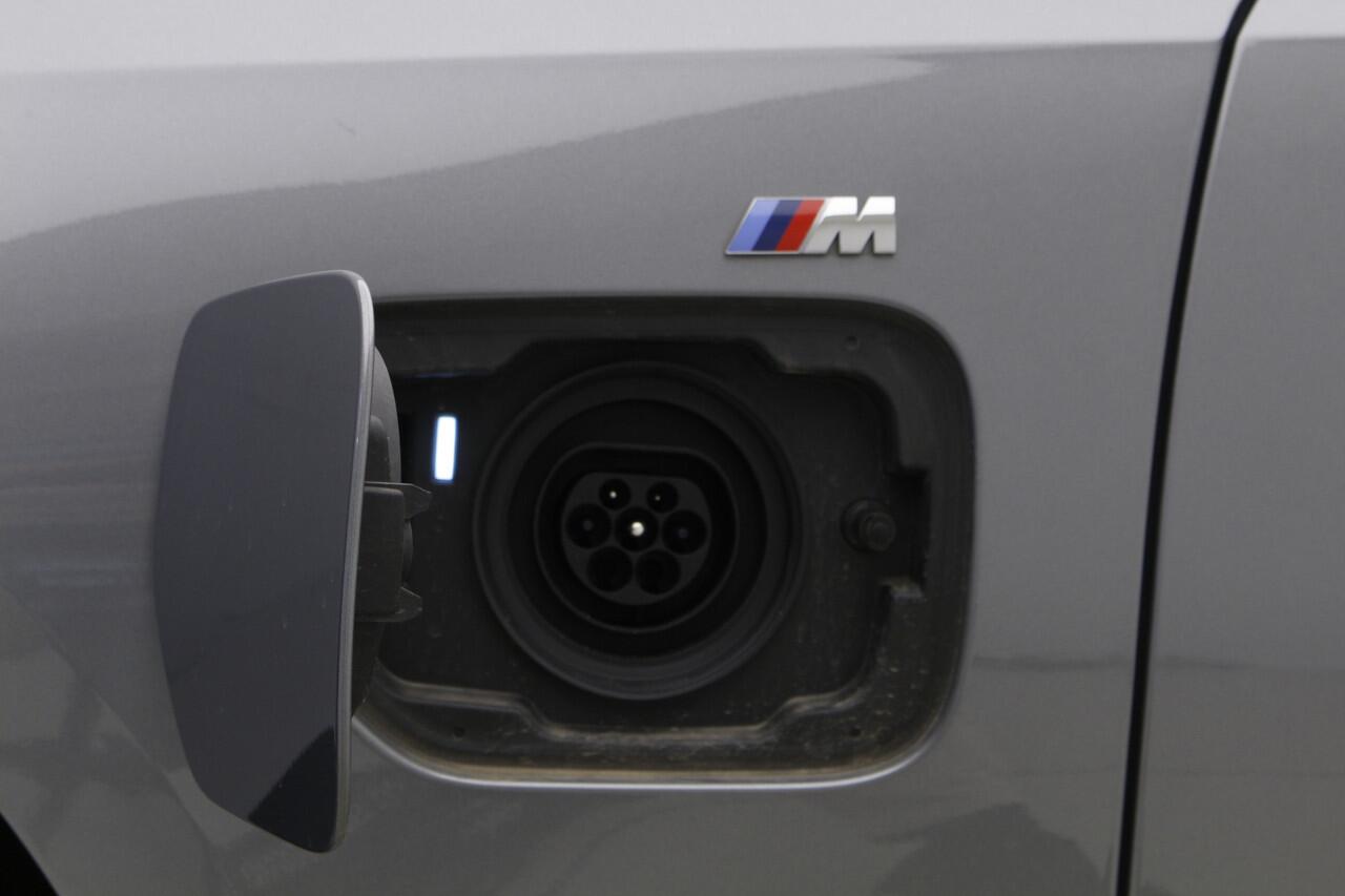 BMW 3-SERIE Touring 330e M-Sport | 2024 | Hifi | Camera | Curved Display | 18" | Nu voor 42.895,-
