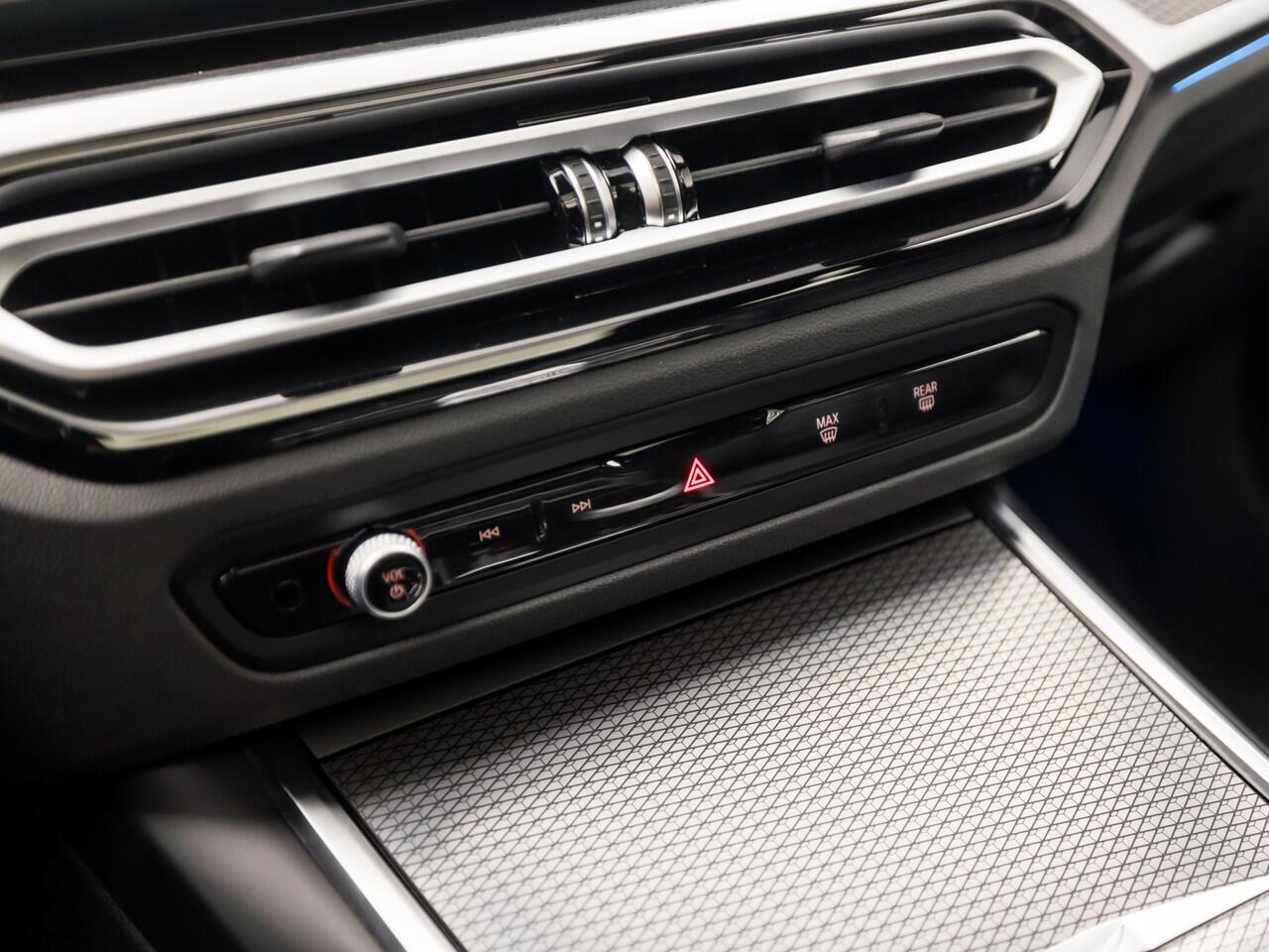 BMW 3-SERIE Touring 330e M Sport 293Pk Automaat (KUIPSTOELEN, PANORAMADAK, HEAD-UP DISPLAY, HARMAN/KARDON, ADAPTIVE CRUISE, M SPORTSTOELEN, SFEERVERLICHTING, ELEK ACHTERKLEP, APPLE CARPLAY, KEYLESS, CAMERA, NIEUWSTAAT)