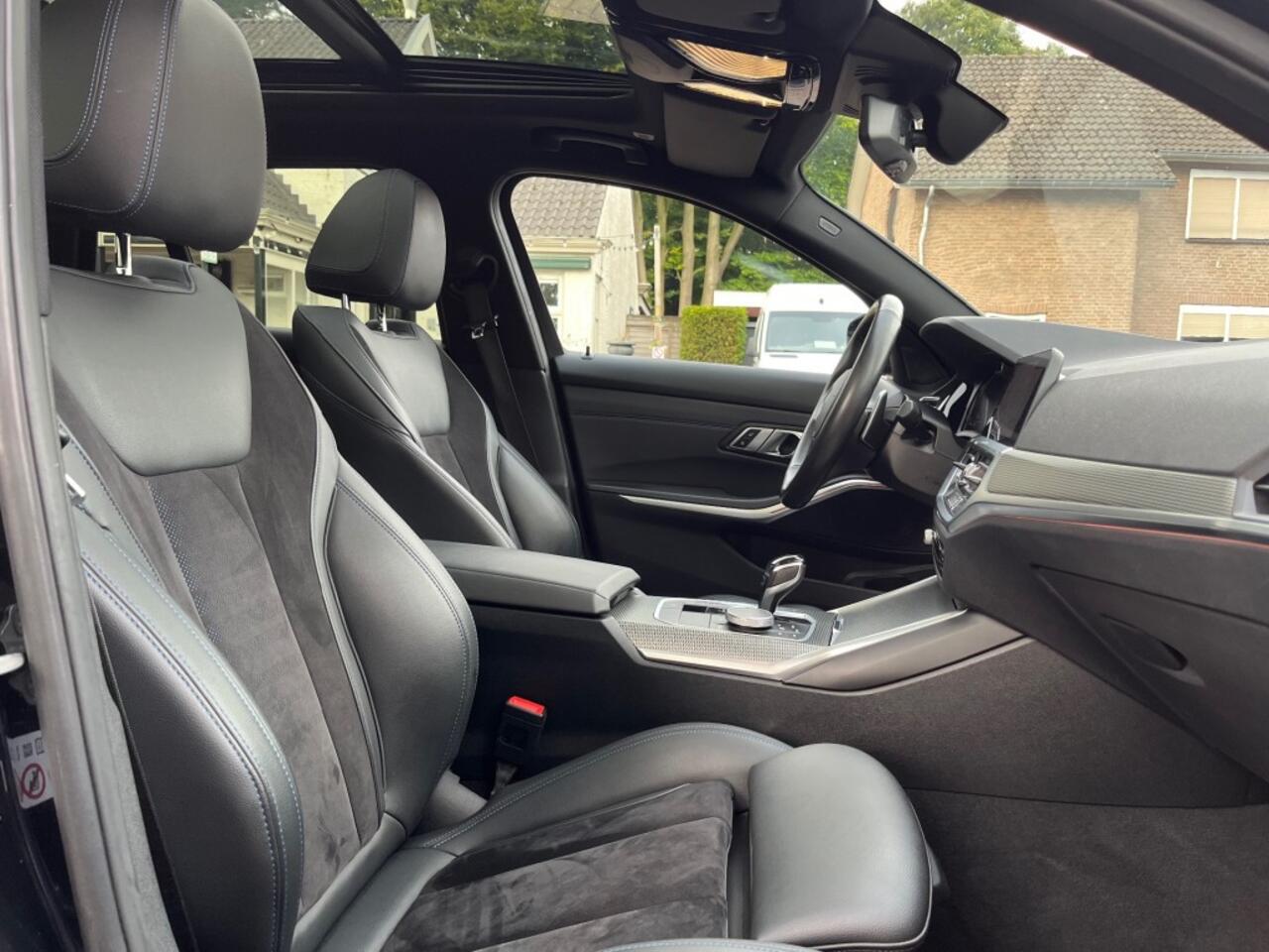 BMW 3-SERIE TOURING 330I HIGH EXECUTIVE M-PAKKET / SCHUIFDAK / NAVI / DAB