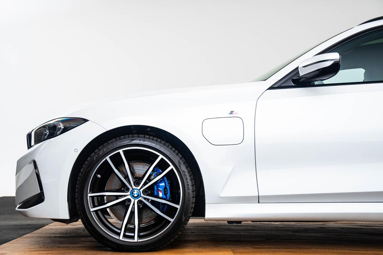 BMW 3-SERIE Touring 330e xDrive M Sport Pro - Panoramadak - Parking/Driving Assistant - Hifi - Comfort Access - Elektrisch verwarmde/verstelbare stoelen - Active Cruise Control - Getinte Ruiten - Zonneschermen -