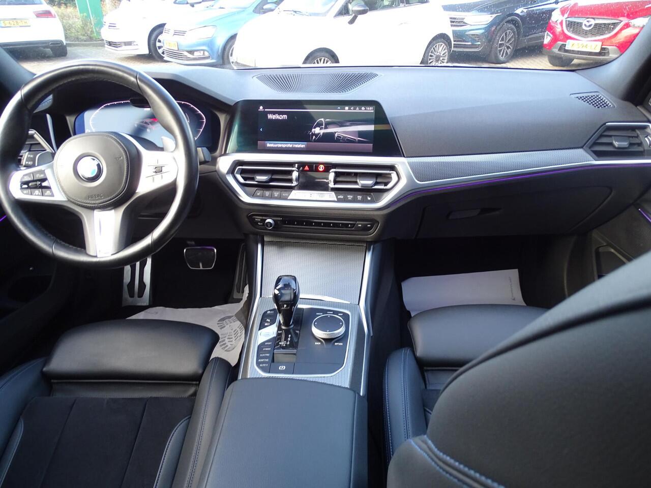 BMW 3-SERIE 330e High Executive M-SPORT | SPORT INTERIEUR | NAVIGATIE | PANORAMADAK | CAMERA | ELEKTRISCHE STOELEN | HEAD UP DISPLAY | STOELVERWARMING | PARKEERSENSOREN | LEDER | KEYLESS |