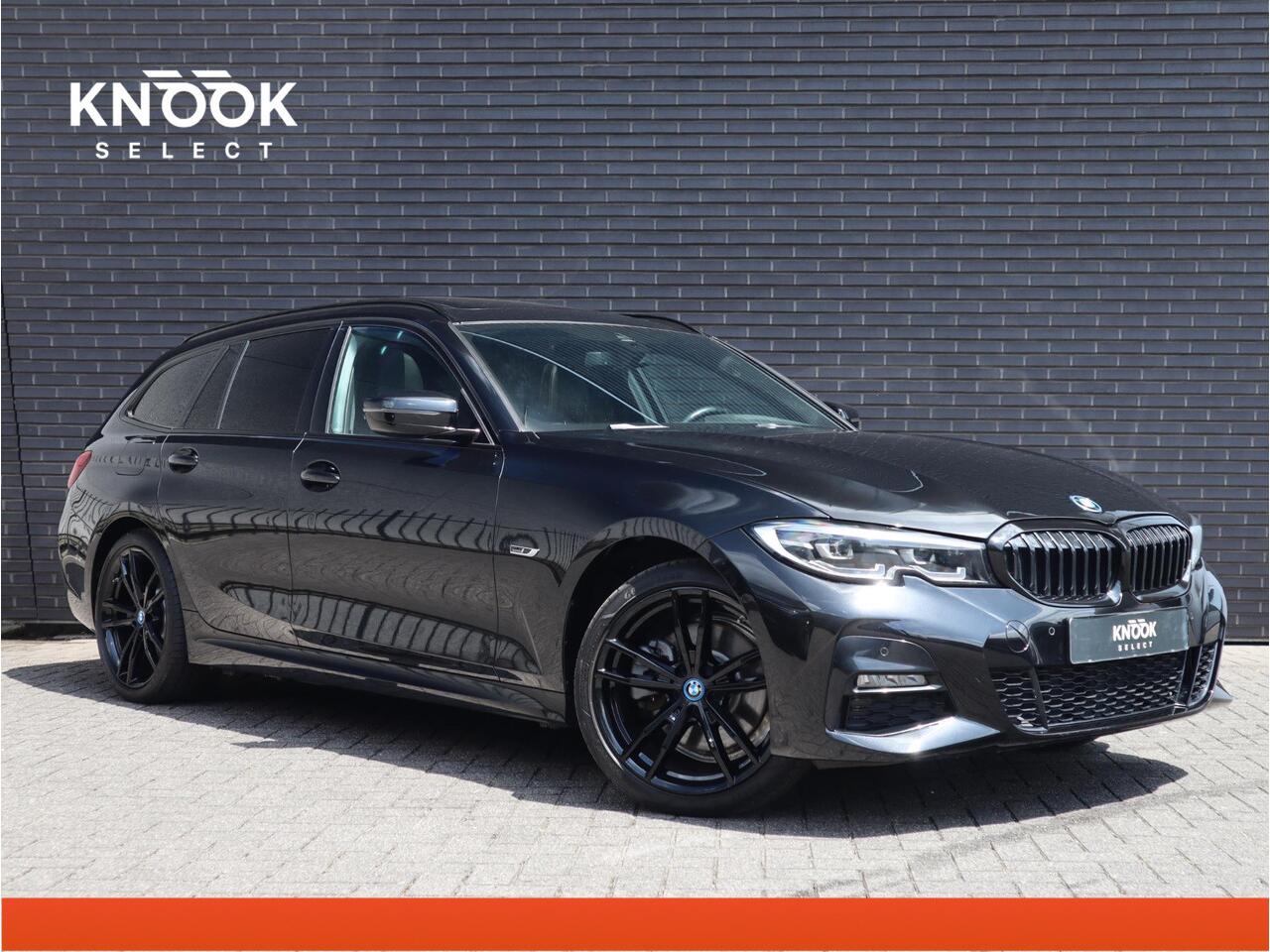 BMW 3-SERIE Touring 320e xDrive High Executive M Sport Pakket Automaat / Live Cockpit Professional / Adaptief M Onderstel / Panoramadak / Stoelverwarming / Extra Getint Glas / LED / 19 Inch / Hifi / Lichtpakket