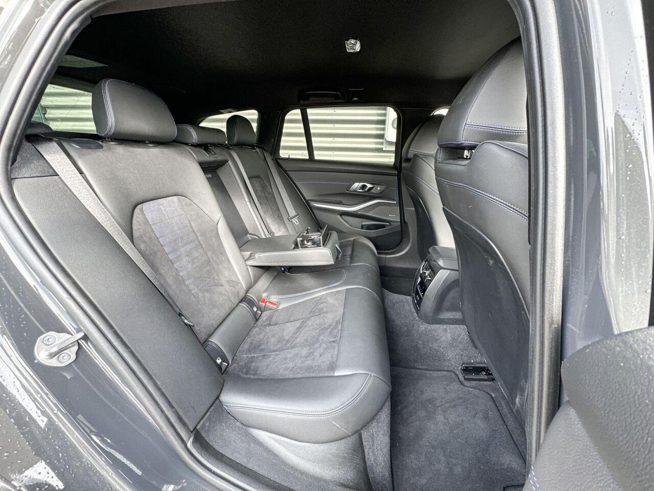 BMW 3-SERIE Touring 330e M Sportpakket / Innovation Pack / Comfort Pack / Entertainment Pack / Trekhaak / Harman Kardon