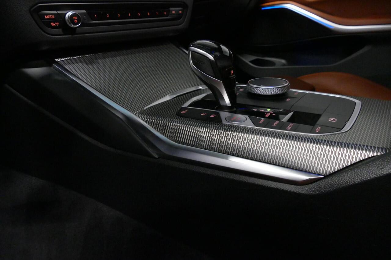 BMW 3-SERIE Touring 330e xDrive M Sport / M340i Diffuser / Black Diamond M Grill / M340i M Sport bumper pakket / Schuif-/kanteldak / Elektr. verstelbare voorstoelen (links met memory) / Stoelverwarming / Apple Carplay - Android Auto / Achteruitrijcamera / Trekhaak (z