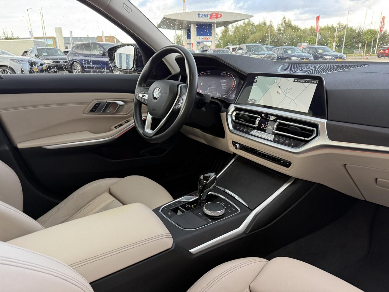 BMW 3-SERIE 318i 156 PK Luxury Line Leder Wegklapbare Trekhaak LED HiFi pakket PDC