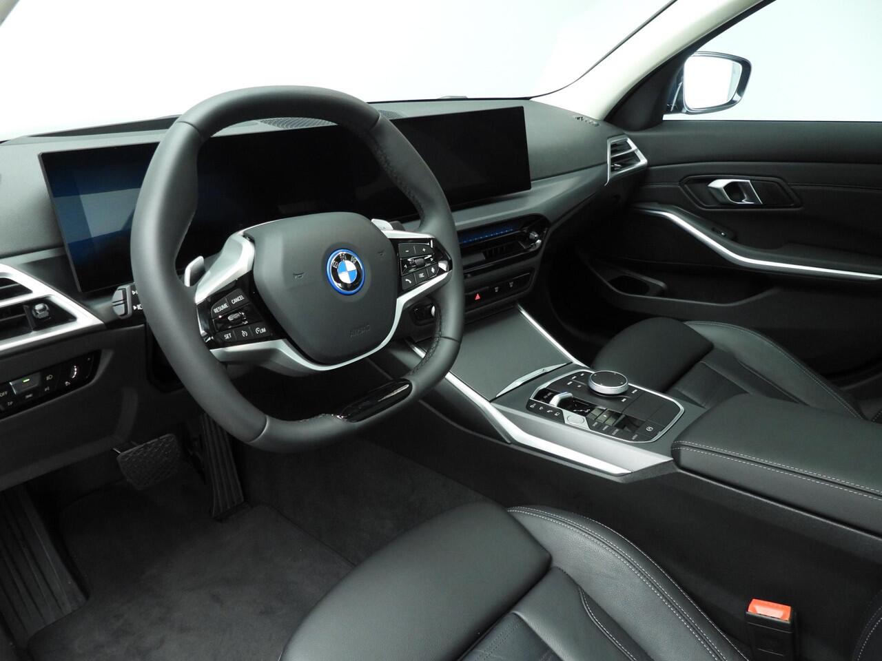 BMW 3-SERIE Sedan 330e | LED | Leder | HUD | Schuifdak | Sportstoelen | Stoelverwarming | DAB | Alu 18 inch