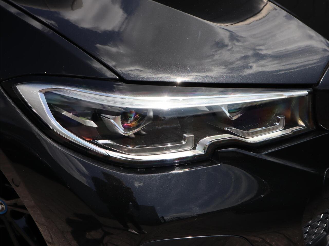 BMW 3-SERIE Touring 320e xDrive High Executive M Sport Pakket Automaat / Live Cockpit Professional / Adaptief M Onderstel / Panoramadak / Stoelverwarming / Extra Getint Glas / LED / 19 Inch / Hifi / Lichtpakket