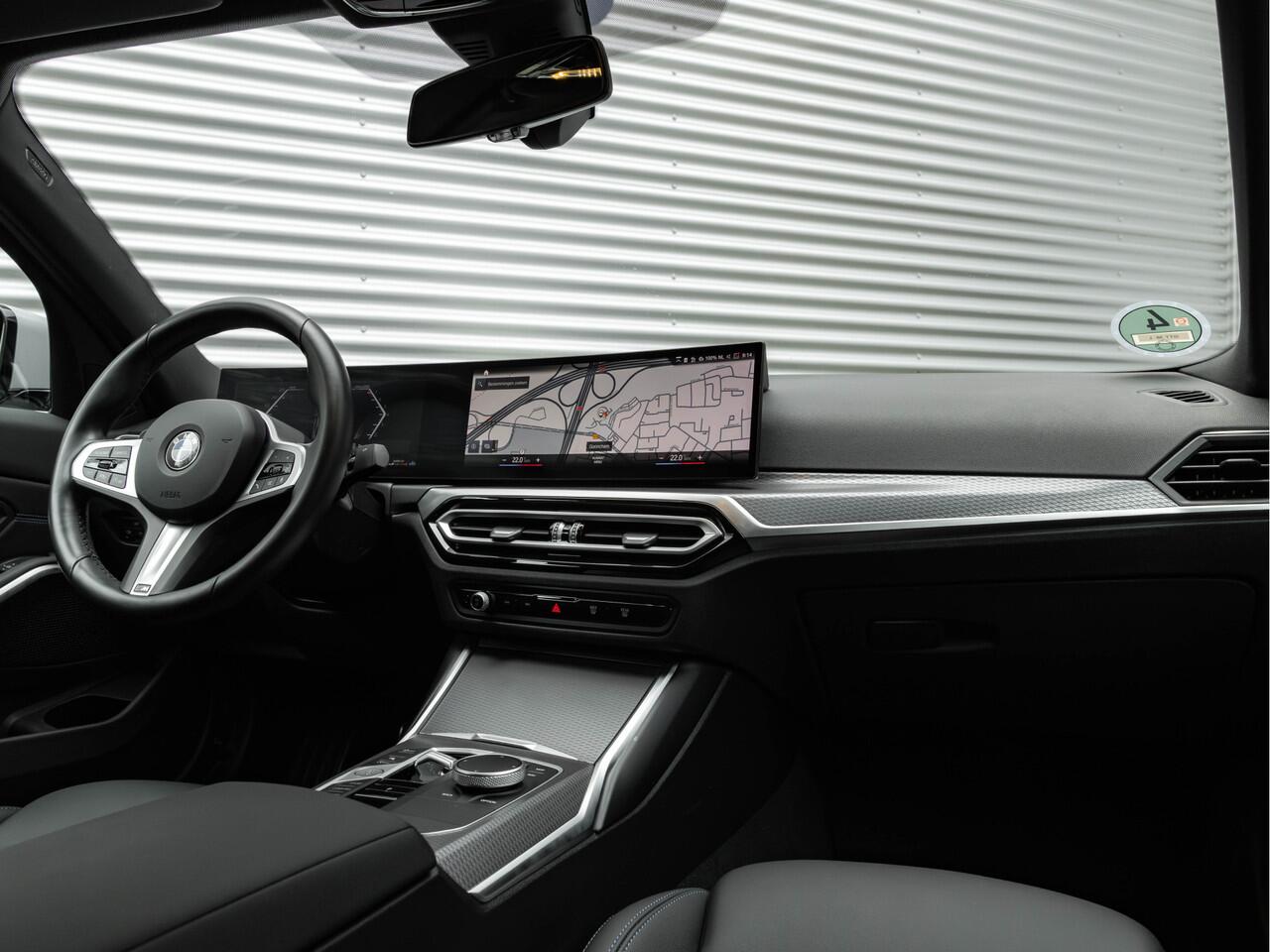 BMW 3-SERIE 320i M-Sport - Active Cruise Control - Stoelverwarming - Camera - Hifi