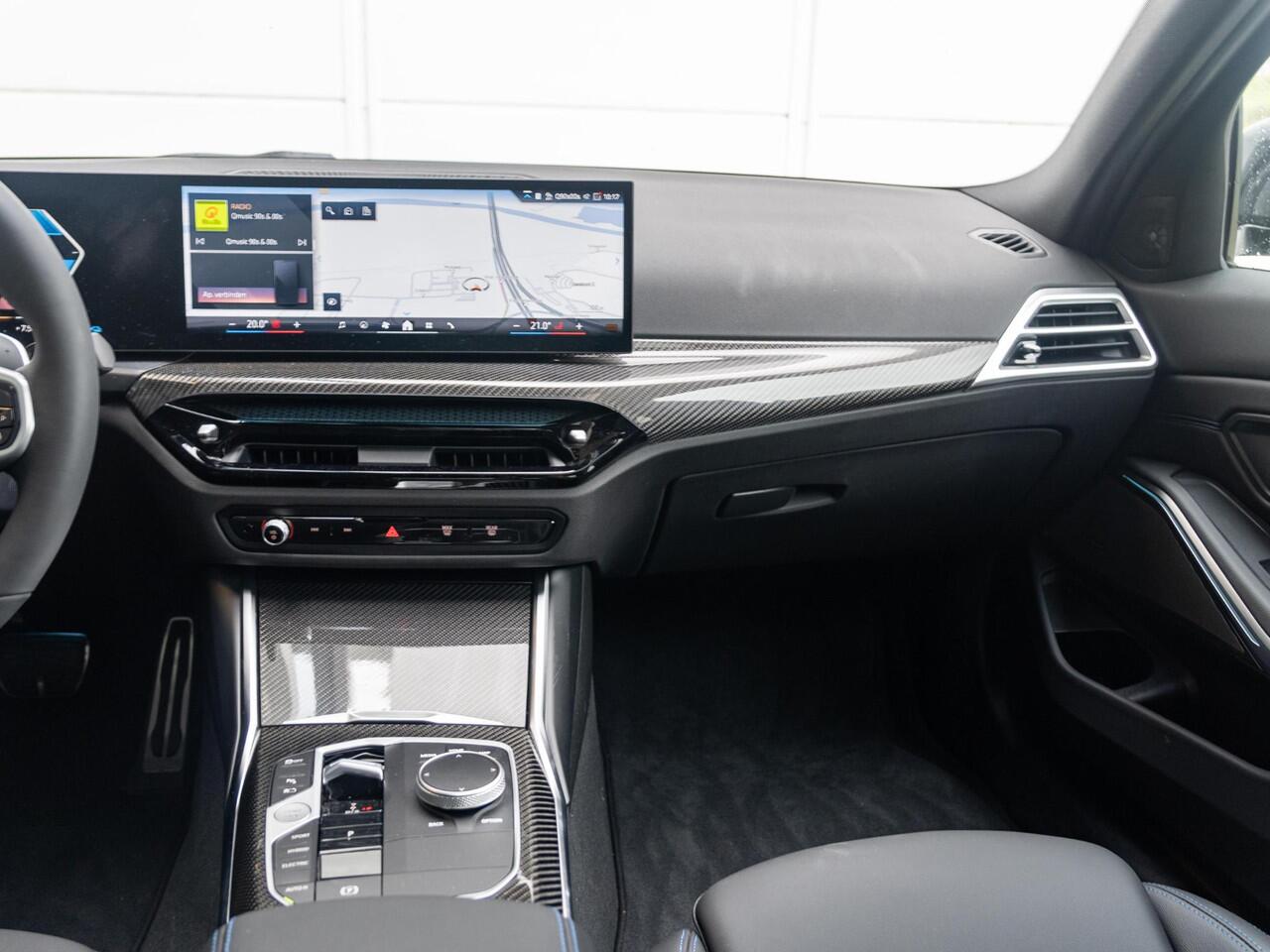 BMW 3-SERIE Sedan 330e | M Sportpakket Pro | Verwarmd Stuurwiel | Comfort Access | Achteruitrijcamera | Schuif-/kanteldak | Stoelverwarming | Harman Kardon | Trekhaak