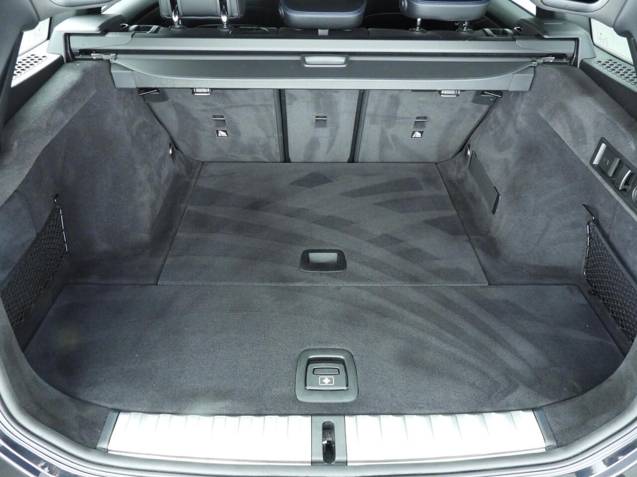 BMW 3-SERIE Touring 330i xDrive M-Sportpakket | LED | Leder | Navigatie | Active cruise | Schuifdak | Trekhaak | DAB | Hifi speakers | Alu 18 inch