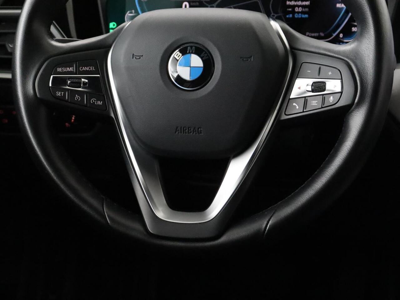 BMW 3-SERIE 330e eDrive Edition | Leder | Stoelverwarming | Carplay | Live Cockpit | Navigatie | Parkeerhulp | Cruise control