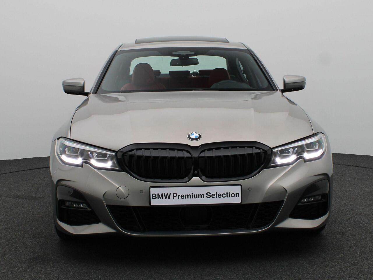 BMW 3-SERIE Sedan 330i High Executive | M Sportpakket | Audio Media Pack | Parking Pack | Safety Pack | BMW Personal CoPilot Pack | Trekhaak | Schuifdak | Elektrisch Verstelbare Voorstoelen | Driving Assistant Professional | Harman Kardon | 19''