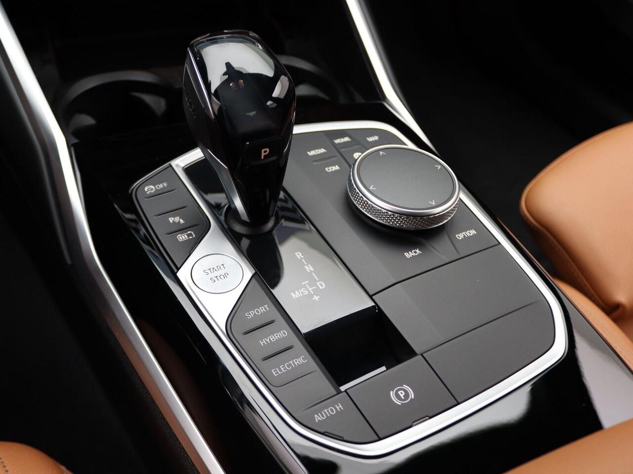 BMW 3-SERIE Sedan 330e High Executive | Model Sport Line | Parking Pack | Sportstoelen | Parking Assistant | Hemelbekleding Anthrazit | 17''