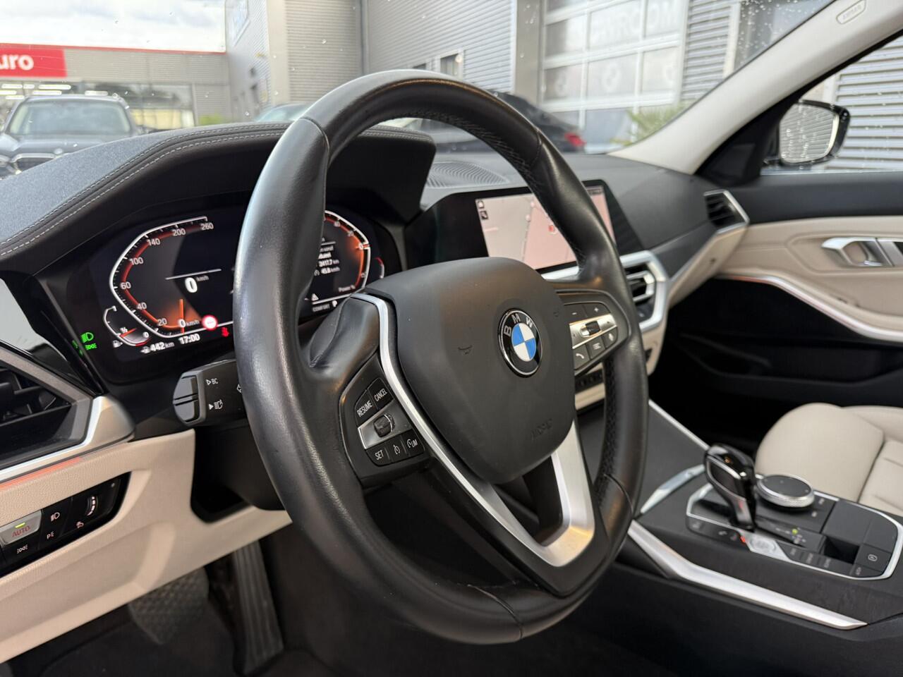 BMW 3-SERIE 318i 156 PK Luxury Line Leder Wegklapbare Trekhaak LED HiFi pakket PDC