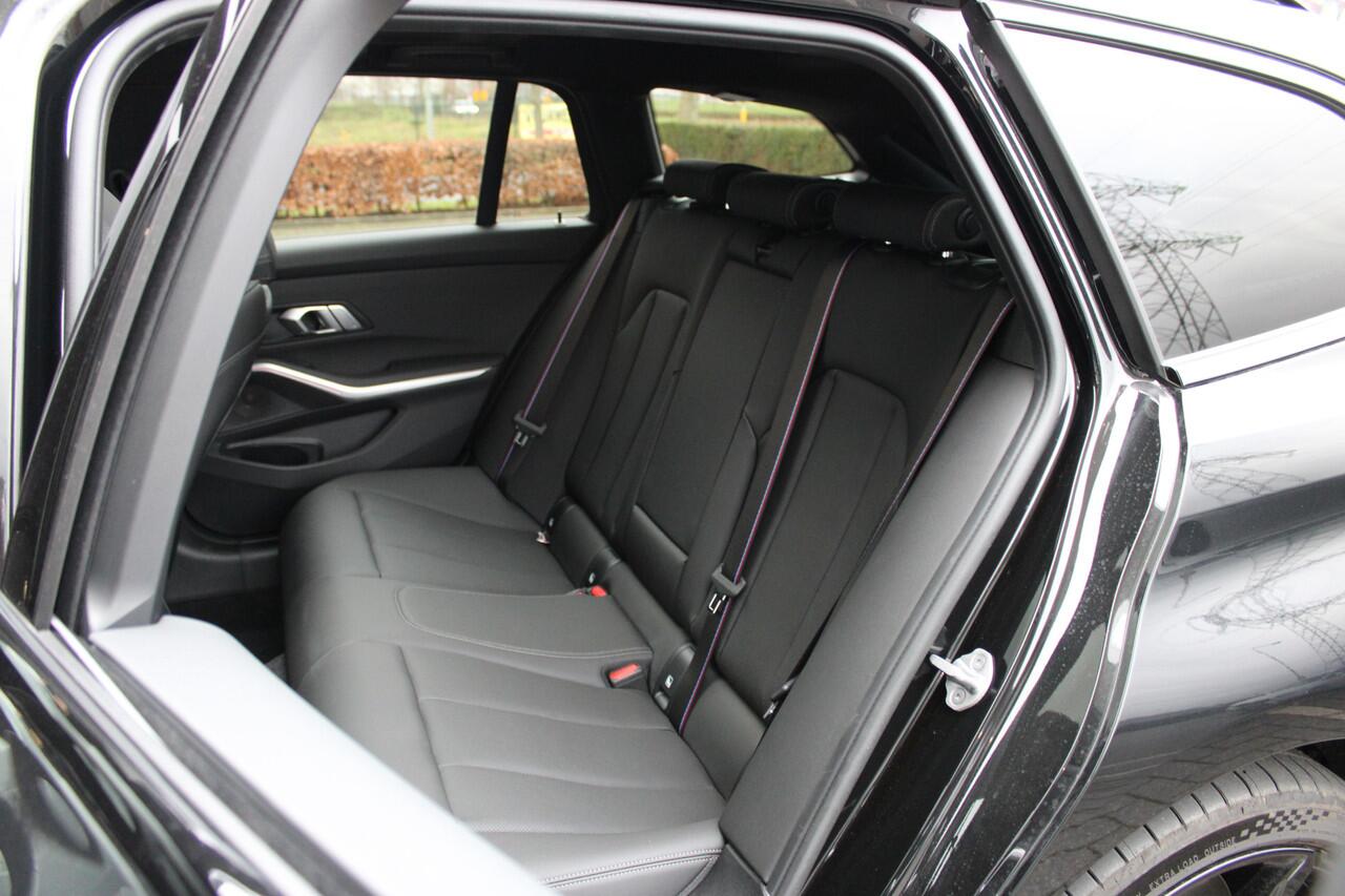BMW 3-SERIE Touring 330e High Executive M Sport Automaat / Panoramadak / Trekhaak / Sportstoelen / Active Cruise Control / Adaptieve LED / Parking Assistant Plus / Comfort Access