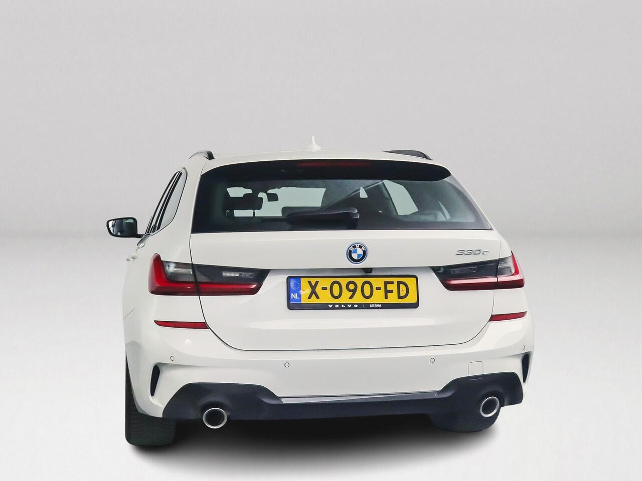 BMW 3-SERIE Touring 330e Business Edition Plus | Panoramadak | 360° camera | Stoel- en Stuurverwarming | Harman Kardon | Head-up Display