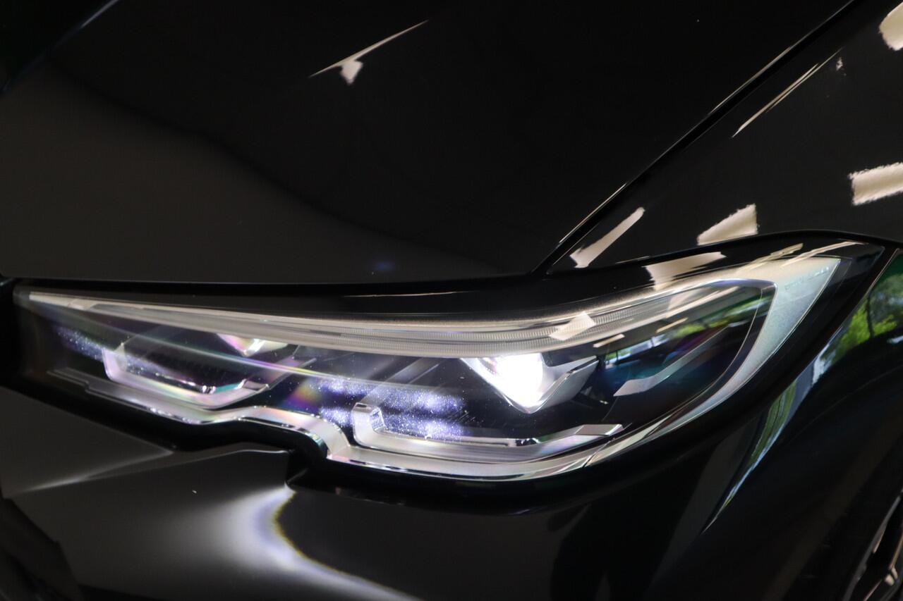 BMW 3-SERIE Touring 320i High Executive Edition Navigatie Full-led CruiseControl Stoelverwarming Sfeerverlichting 24 maanden garantie mogelijk (*vraag naar de voorwaarden)