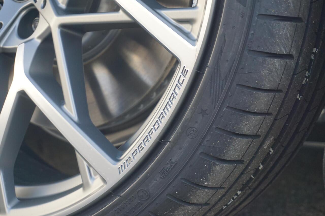 BMW 3-SERIE Touring 330e M Sport Pro | Trekhaak / Harman Kardon / Elektrische Stoelen met geheugen / Comfort Access