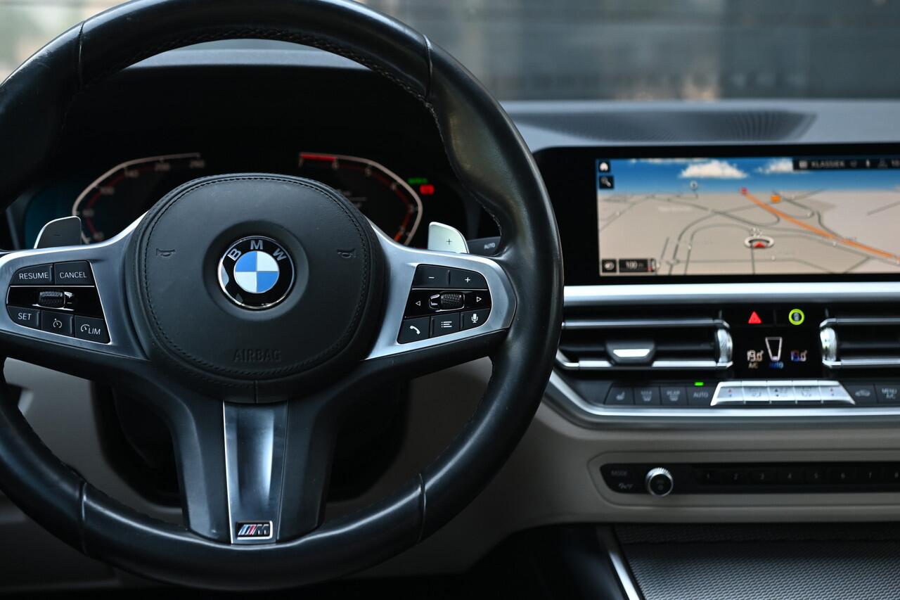 BMW 3-SERIE 330i High Executive M Sport Automaat / Achteruitrijcamera / Sportstoelen / M Adaptief onderstel / Head-Up / Parking Assistant / Leder / 19" LMV