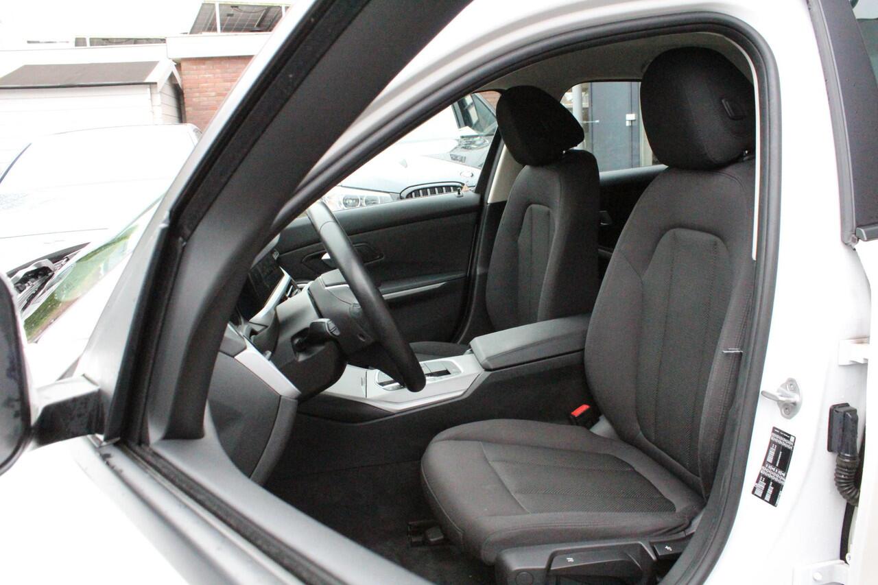 BMW 3-SERIE 318d Executive Edition | NL-AUTO+N.A.P! | CARPLAY | PDC-V/A | CLIMA | DAB-RADIO | NAVI | LED | CRUISE |