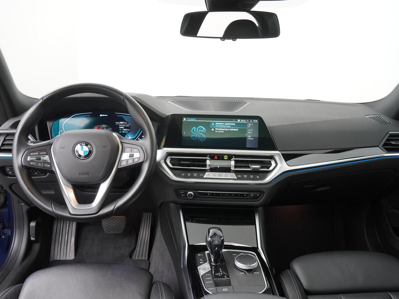 BMW 3-SERIE 320e Business Edition Plus | Trekhaak | Panoramadak | Stoelverwarming |