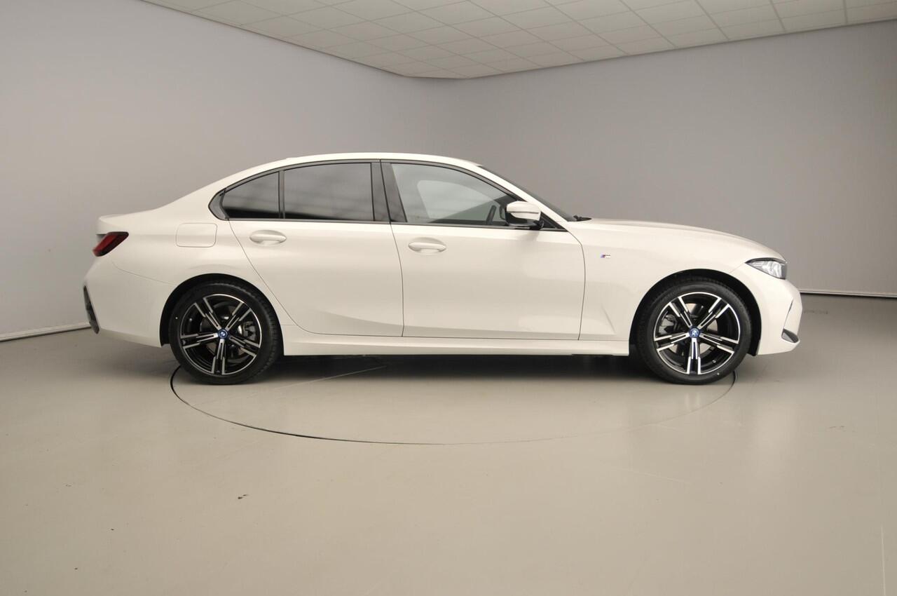 BMW 3-SERIE Sedan 320e | M-Sportpakket | LED | Navigatie | Trekhaak | Stoelverwarming | DAB | Alu 18 inch