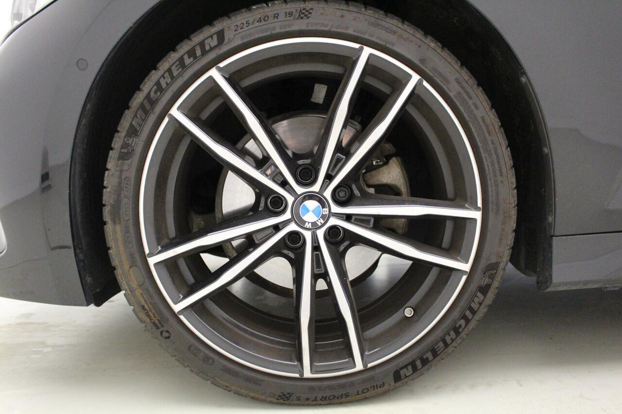 BMW 3-SERIE 320i Sedan M-Sport | 18" | Camera | Harman Kardon | Privacy Glass | Voorbereiding Driving Assistance