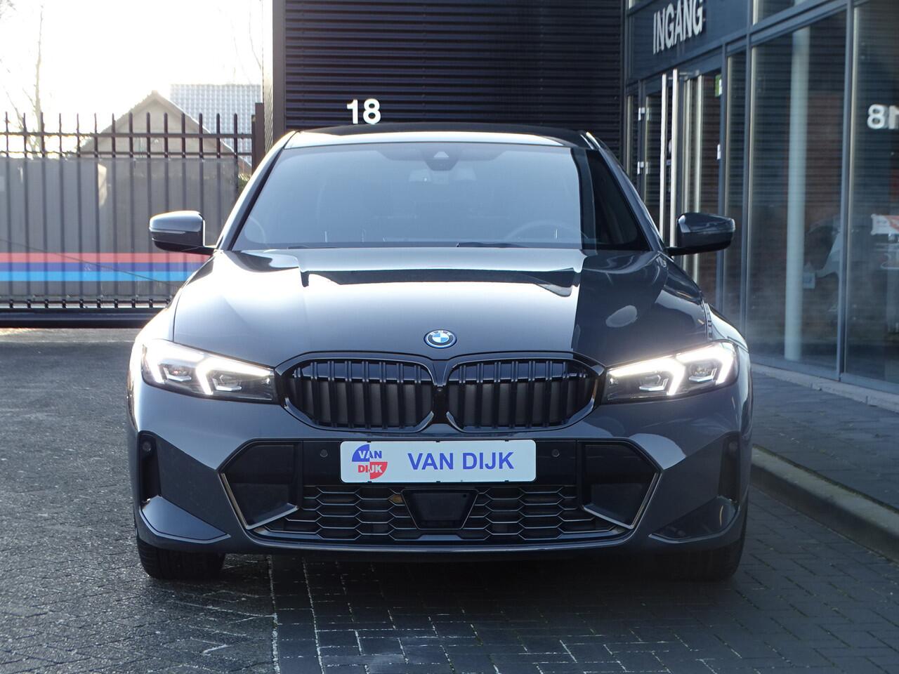 BMW 3-SERIE 330e M Sport Pro. Elek.Trekhaak Active-Cruis Head-up Driv.Ass. Innovation Pack Park.plus HiFi 19"LM Velgen