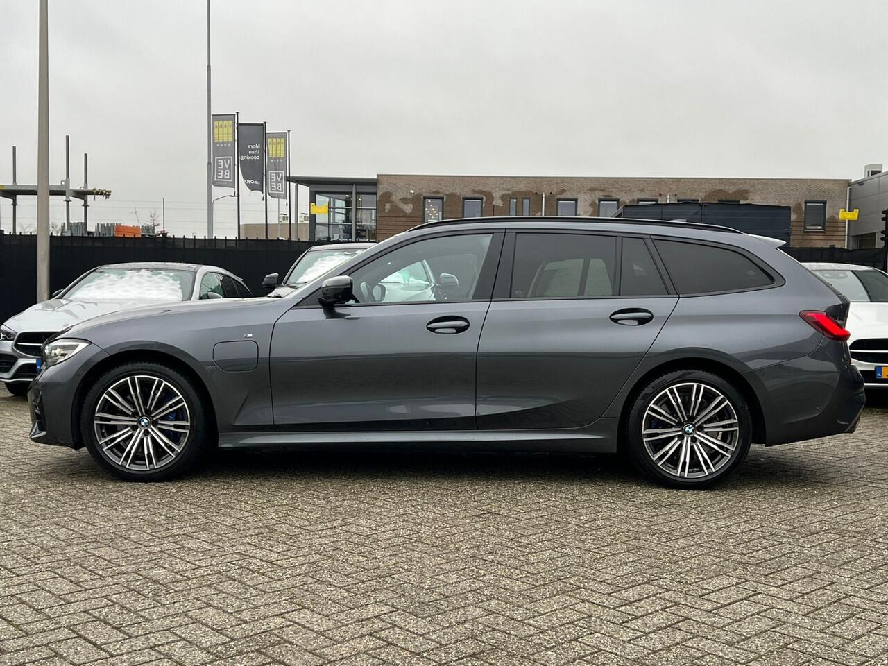 BMW 3-SERIE Touring 330e High Executive M-SPORT SHADOW-LINE PANORAMADAK AMBIENT MEMORY 360-CAMERA CARPLAY