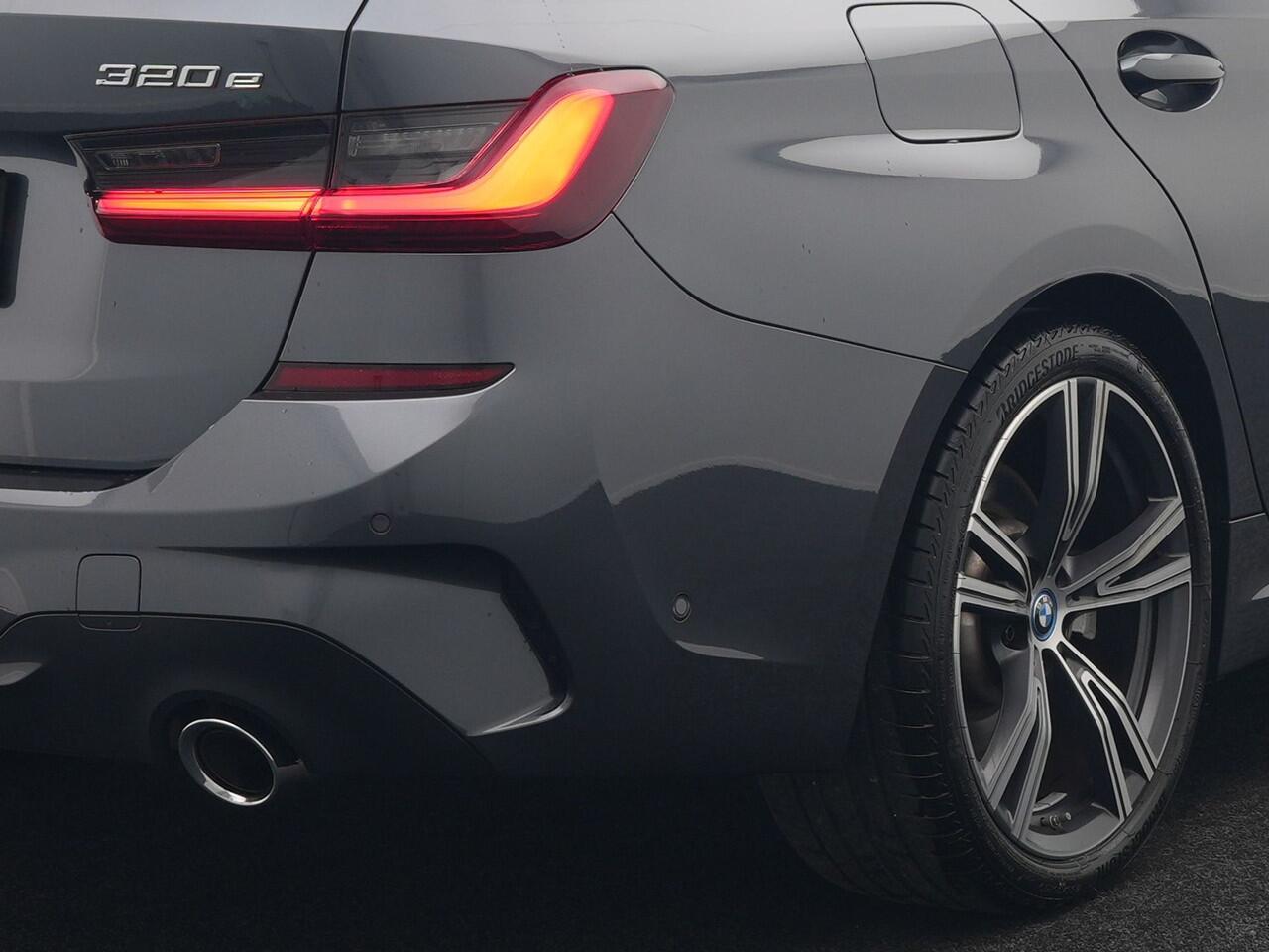 BMW 3-SERIE Touring 320e M Sport Plug In Hybrid 204pk Dealer O.H. PHEV | Trekhaak Af Fabriek | Panodak | Camera | Adaptief Onderstel | 19"L.M | Alcantara Sportstoelen Memory & Verwarmd | Sfeerverlichting | Apple Carplay | Keyless | Navigatie | DAB |