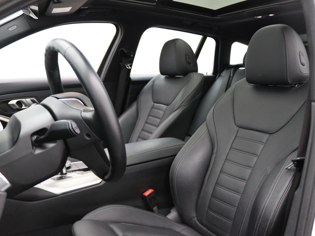 BMW 3-SERIE 320e Touring High Executive | Luxury Line | Parking Pack | Achteruitrijcamera | Panoramadak | Sportstoelen | Head-Up Display | 17"