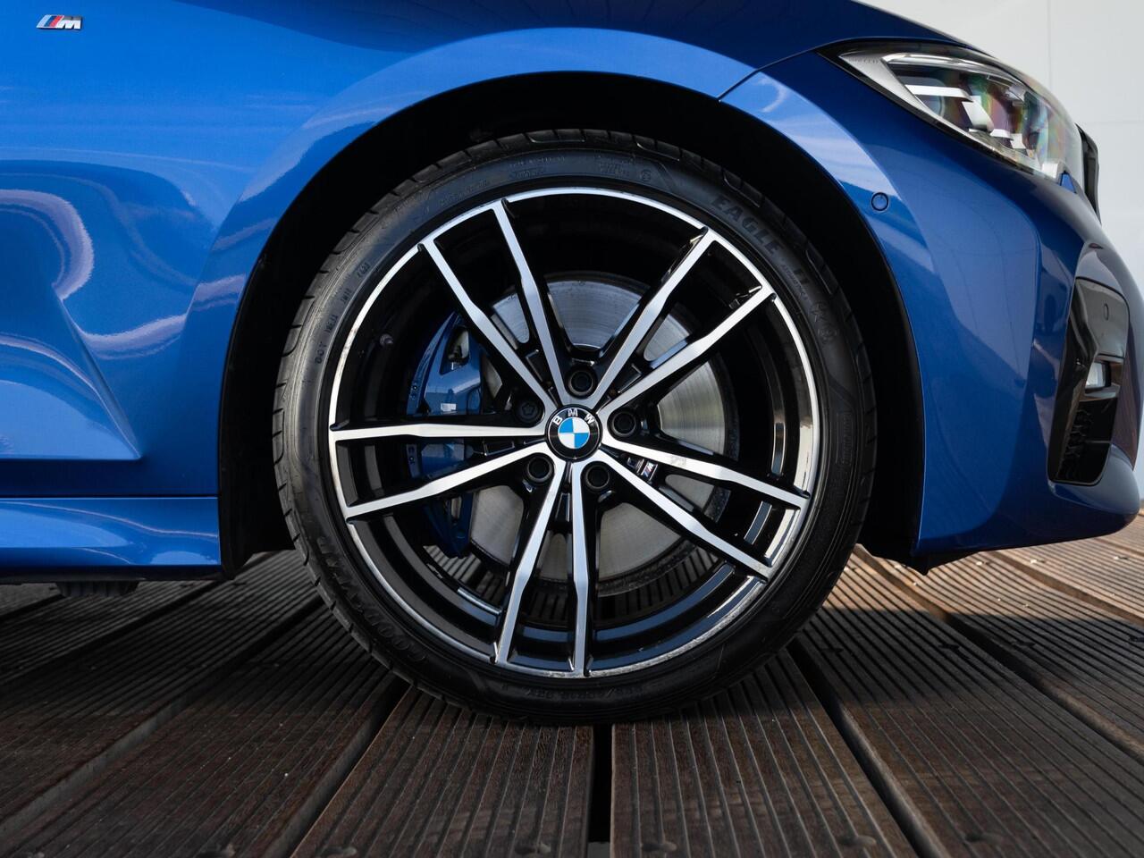 BMW 3-SERIE Sedan 330e | High Executive | M Sport | Stoelverwarming | Harman Kardon | LED | Cruise Control | 18''