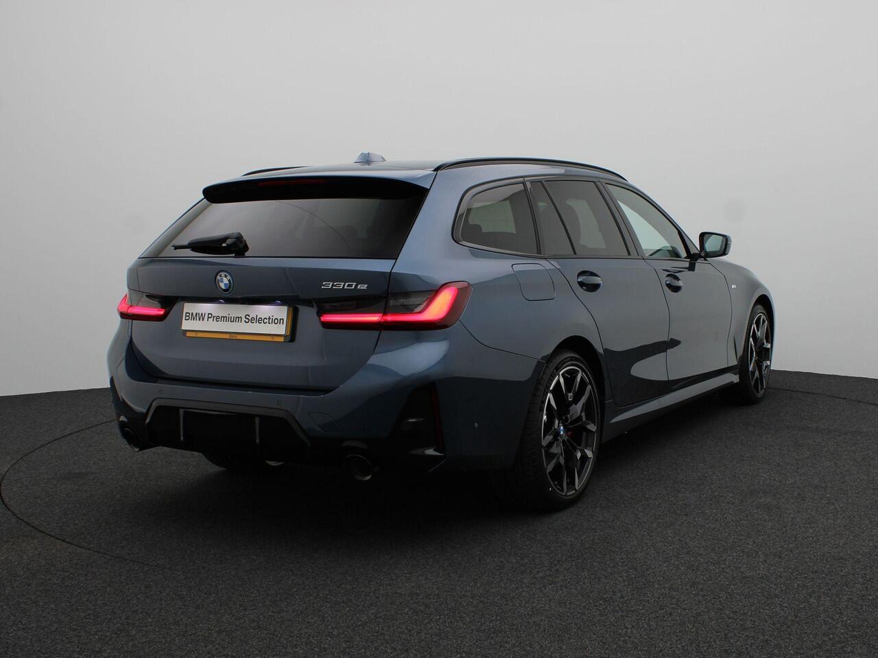 BMW 3-SERIE Touring 330e M Sportpakket Pro | Comfort Pack | Stuurwielrand Verwarmd | Trekhaak | Panoramadak | Active Cruise Control | Harman Kardon | 19''