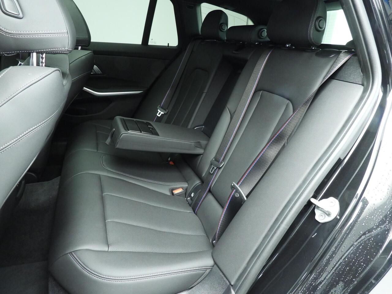 BMW 3-SERIE Touring 330e M-Sportpakket / Panoramadak / Trekhaak / Electrisch verstelbare stoelen / Harman-Kardon / Alu wielen 19 inch
