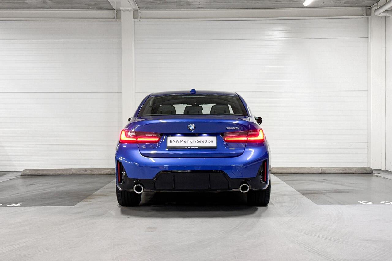 BMW 3-SERIE Sedan 320i l M-Sport | Stoelverwarming
