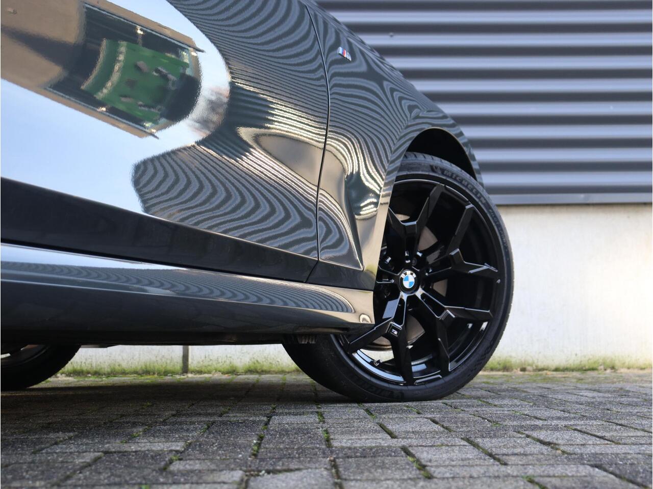 BMW 3-SERIE Touring 320i | M Sportpakket Pro | Panodak | Trekhaak | Head-Up | Driving Assistant Prof. | Harman Kardon | Comfort Access | Verwarmd Stuurwiel | 19'' LMV